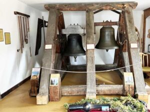 Alter Glockenstuhl der Wolkensteiner Kirche im Glockenmuseum Tellerhäuser